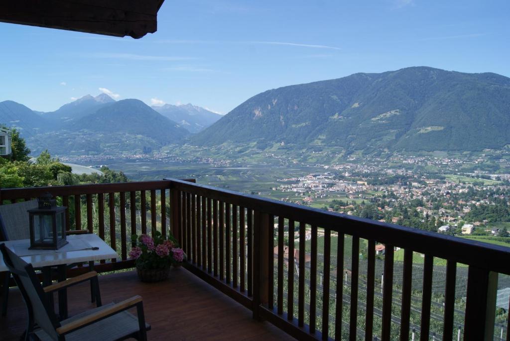 Schwarzplatterhof Apartment Merano Room photo