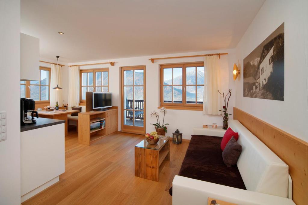 Schwarzplatterhof Apartment Merano Room photo